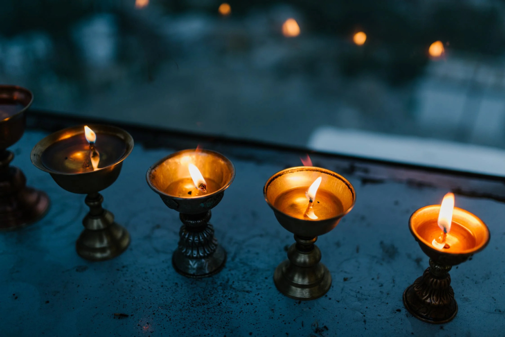 Sviečky vytvárajú pri tantristickej masáži príjemnú atmosféru.
